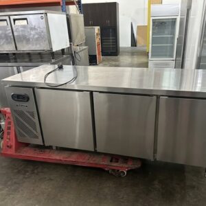 Bàn đông mát 3 cánh inox Berjaya BS 3D2C1F8/Z, chụp thực tế trong kho, đặt cạnh xe nâng tay