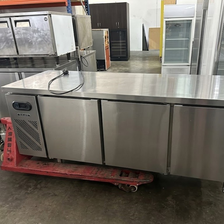 Bàn đông mát 3 cánh inox Berjaya BS 3D2C1F8/Z, chụp thực tế trong kho, đặt cạnh xe nâng tay