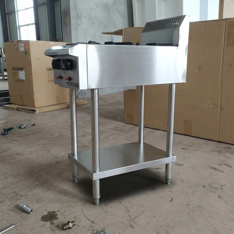 Bếp âu 2 họng chân đứng Berjaya OB2FS-17, chụp chéo trong kho, bếp hai họng trên chân đứng, có giá để đồ phía dưới