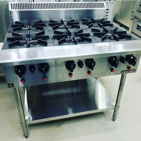 Bếp âu 6 họng có chân Berjaya OB6FS-17, chụp thực tế, bếp sáu họng có chân đứng và giá dưới