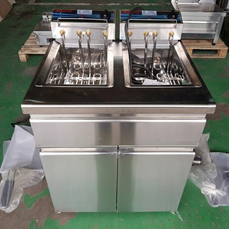 Bếp chiên nhúng điện đôi Berjaya fssdf 12d, chụp thực tế trong kho, nhìn từ trên xuống hai bồn chiên và tủ phía dưới