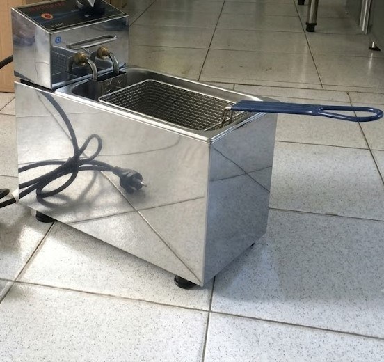 Bếp chiên nhúng điện đơn 6 lít Berjaya DF13-17, chụp thực tế, bồn chiên điện đặt trên nền gạch, dây điện dài