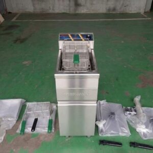 Bếp chiên nhúng điện đơn có chân Berjaya FSSDF12, chụp thực tế trong kho, bồn chiên đứng và phụ kiện bày trên sàn