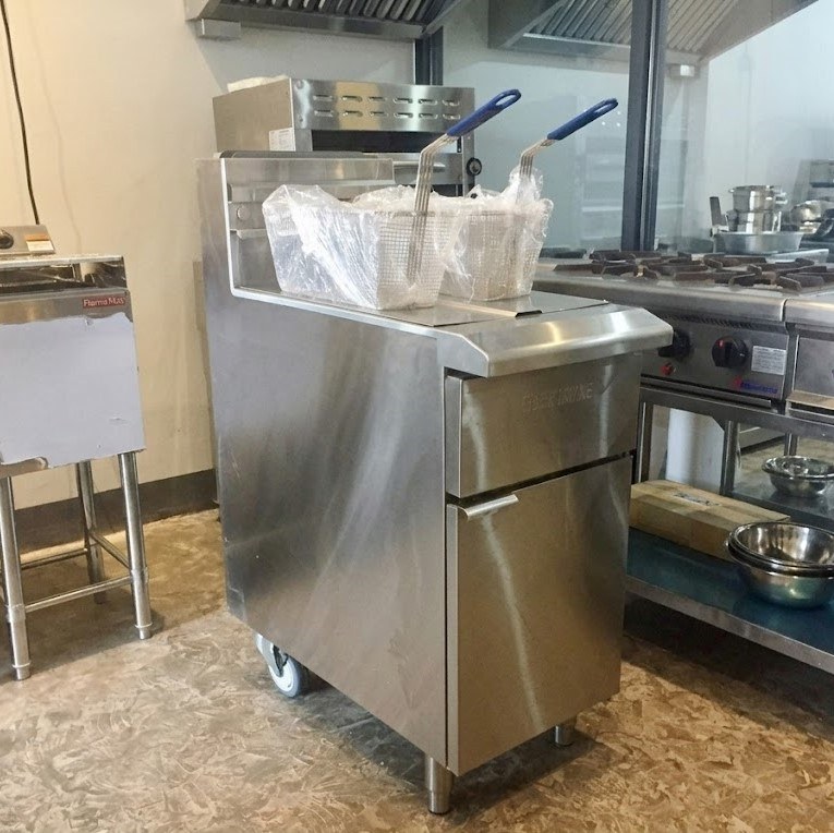 Bếp chiên nhúng đôi dùng gas có chân đứng Berjaya GDFE2BFS-17, chụp thực tế, bếp chiên gas đứng cạnh các thiết bị bếp