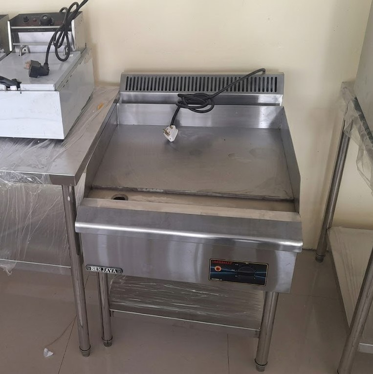 Bếp chiên phẳng có chân Berjaya EG3500FS-17, chụp thực tế, mặt bếp phẳng đặt trên bàn, nhìn thẳng