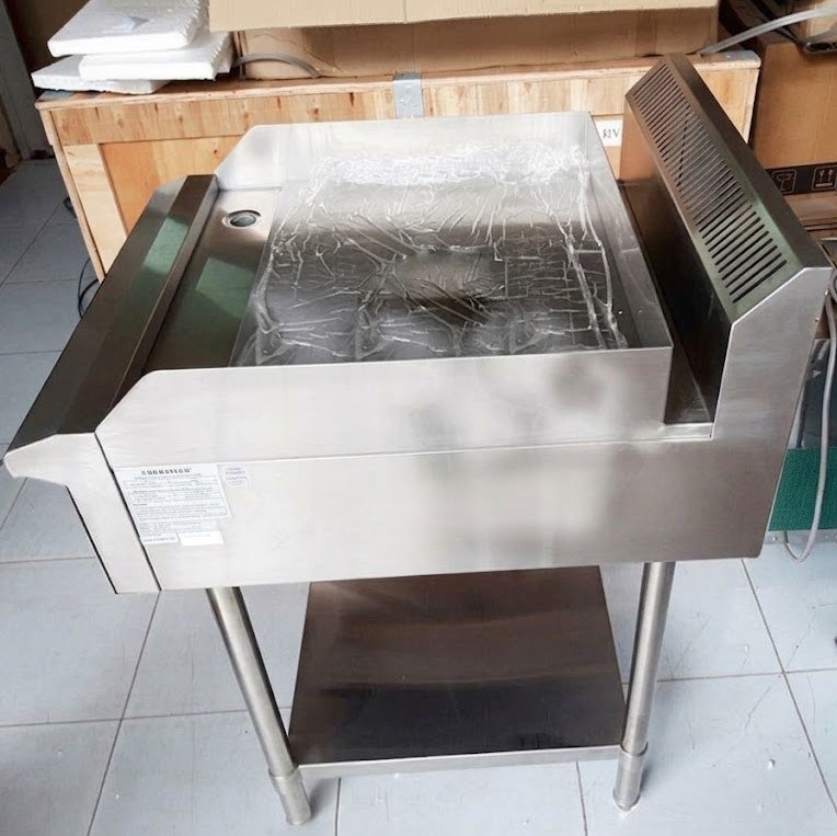 Bếp chiên phẳng có chân Berjaya EG3500FS-17, chụp thực tế, mặt bếp còn bọc nilon, có giá phía dưới
