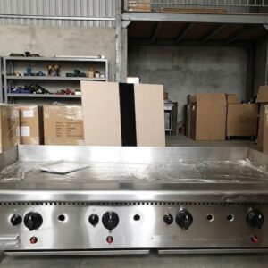 Bếp chiên phẳng dùng gas 4 họng đốt Berjaya GG4B-17, chụp thực tế trong kho, bếp chiên phẳng có bốn núm điều khiển