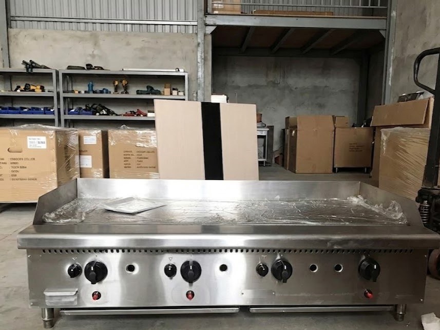 Bếp chiên phẳng dùng gas 4 họng đốt Berjaya GG4B-17, chụp thực tế trong kho, bếp chiên phẳng có bốn núm điều khiển