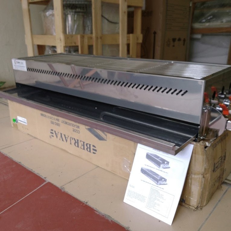 Bếp nướng BBQ dùng gas Berjaya BBQ 002, chụp thực tế trong kho, bếp nướng nằm trong thùng carton