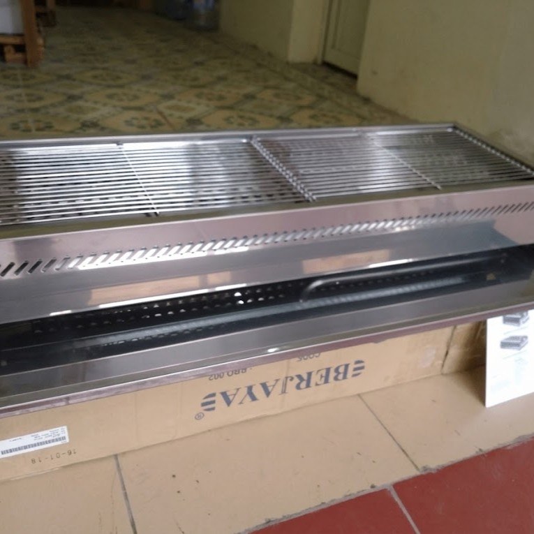 Bếp nướng BBQ dùng gas Berjaya BBQ 002, chụp thực tế trong kho, nhìn từ trên mặt vỉ nướng