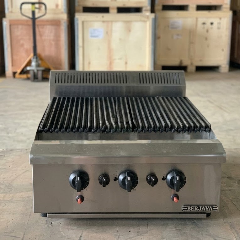 Bếp nướng dùng gas Berjaya CB3B-17, chụp thực tế trong kho, bếp nướng ba họng nhìn thẳng