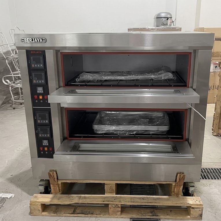 Lò nướng bánh 2 tầng dùng gas Berjaya BJY-G120-2PRM, chụp thực tế, lò nướng hai tầng có khay bên trong, đặt trên pallet