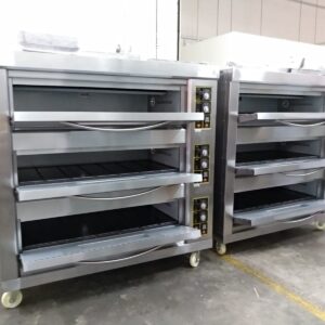 Lò nướng bánh công nghiệp 3 tầng nướng 60kg 1h gas BJY-G180-3PRM, chụp thực tế trong kho, hai lò nướng ba tầng đặt cạnh nhau