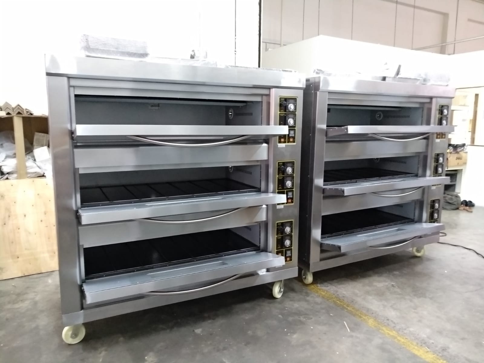 Lò nướng bánh công nghiệp 3 tầng nướng 60kg 1h gas BJY-G180-3PRM, chụp thực tế trong kho, hai lò nướng ba tầng đặt cạnh nhau