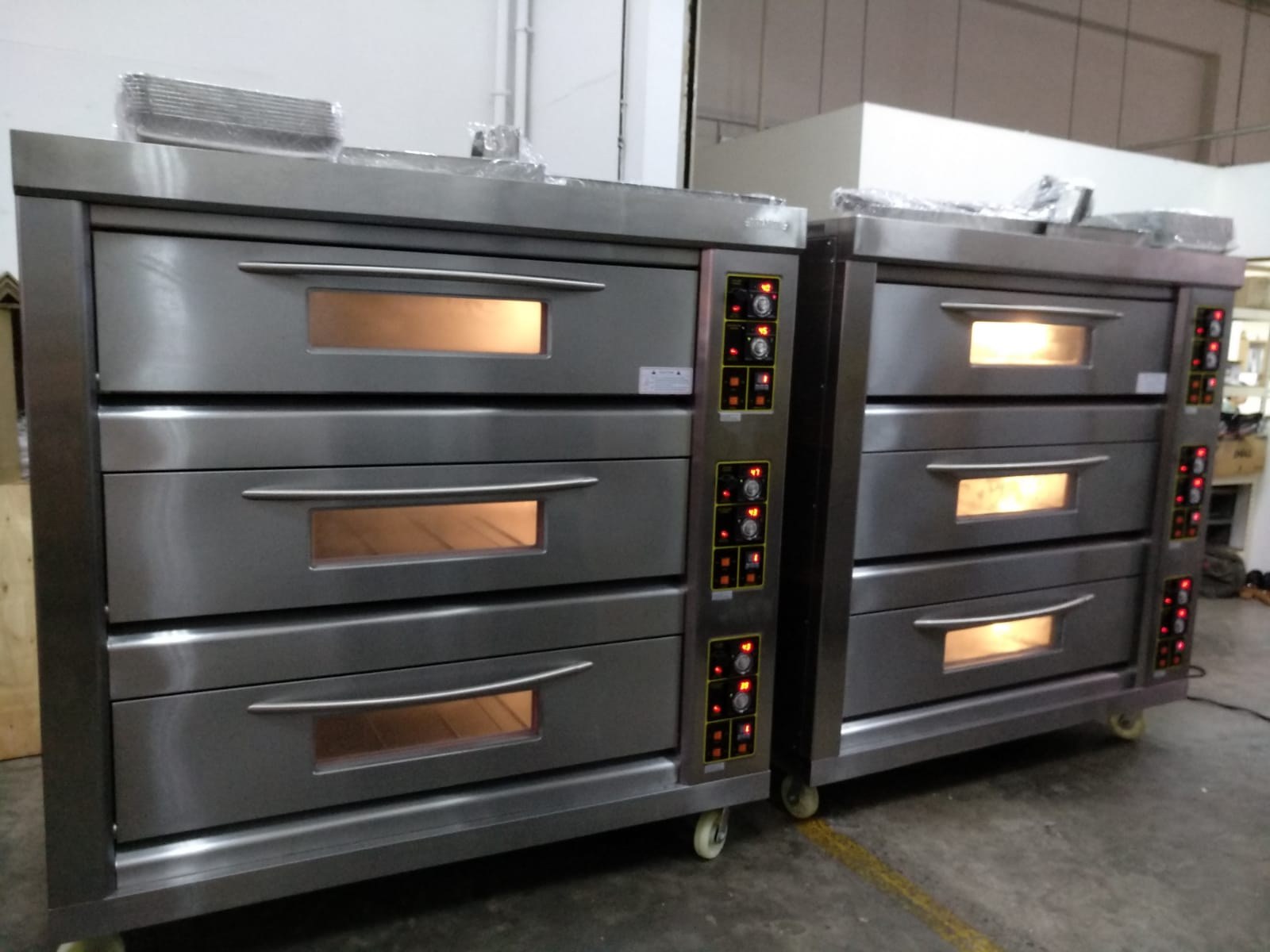 Lò nướng bánh công nghiệp 3 tầng nướng 60kg 1h gas BJY-G180-3PRM, chụp thực tế trong kho, lò nướng ba tầng bật đèn