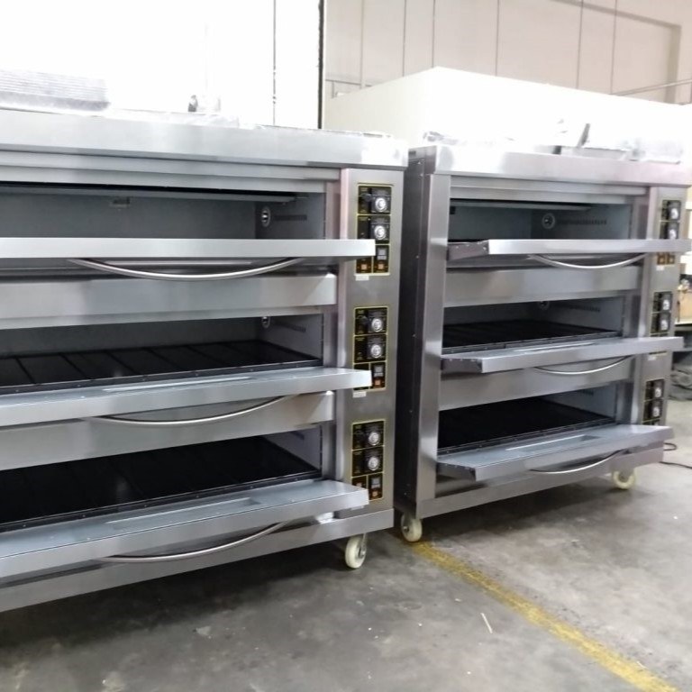 Lò nướng bánh 3 tầng dùng gas Berjaya BJY-G180-3BD, chụp thực tế trong kho, hai lò nướng ba tầng mở khay