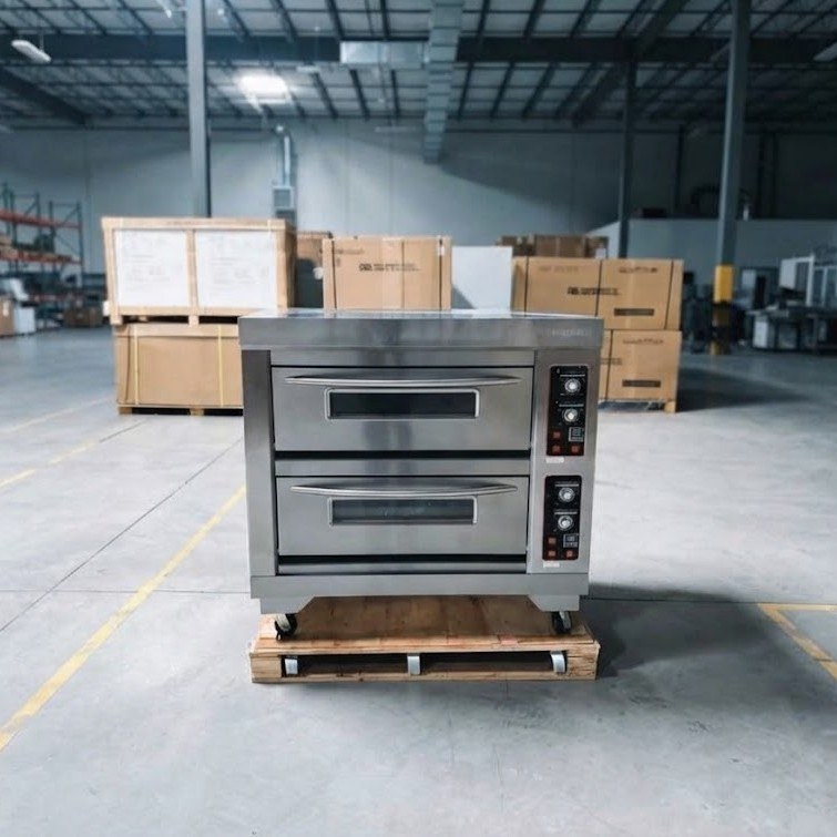 Lò nướng bánh dùng điện 2 tầng 4 khay Berjaya BJY-E13KW-2BD, chụp thực tế trong kho, lò nướng hai tầng đặt trên pallet