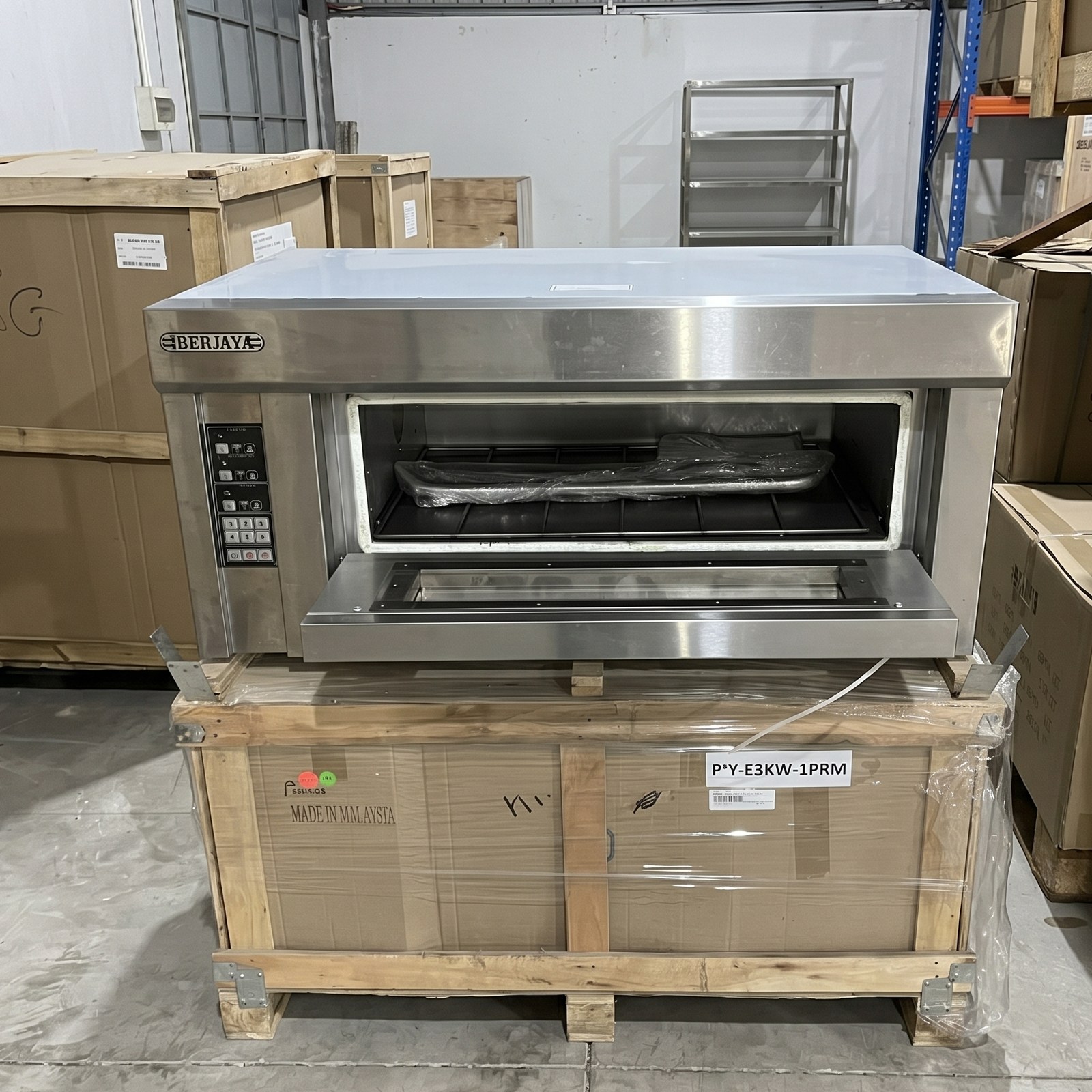 Lò nướng 1 tầng 1 khay dùng điện Berjaya BJY-E3KW-1PRM, chụp thực tế trong kho, lò nướng một tầng đặt trên thùng gỗ