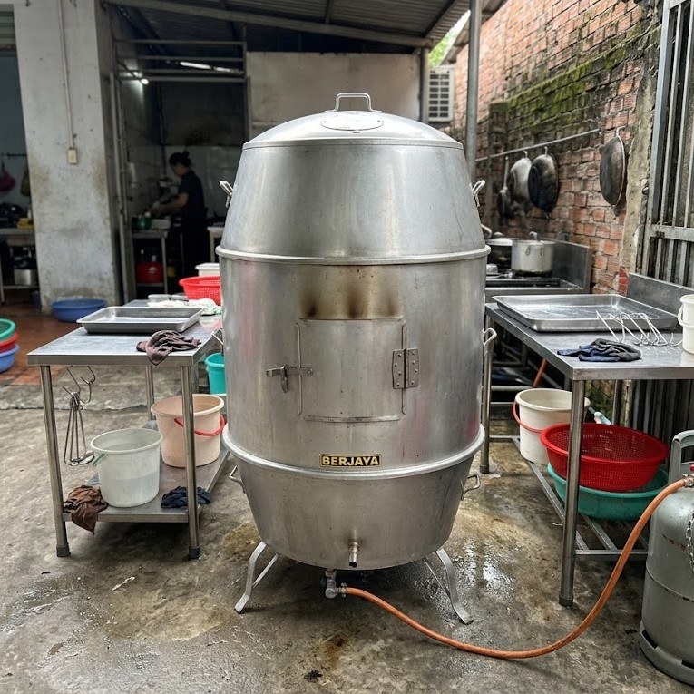 Lò quay vịt dùng gas không tay nắm A-G27, chụp thực tế tại bếp, lò quay vịt gas nhìn thẳng cạnh bình gas