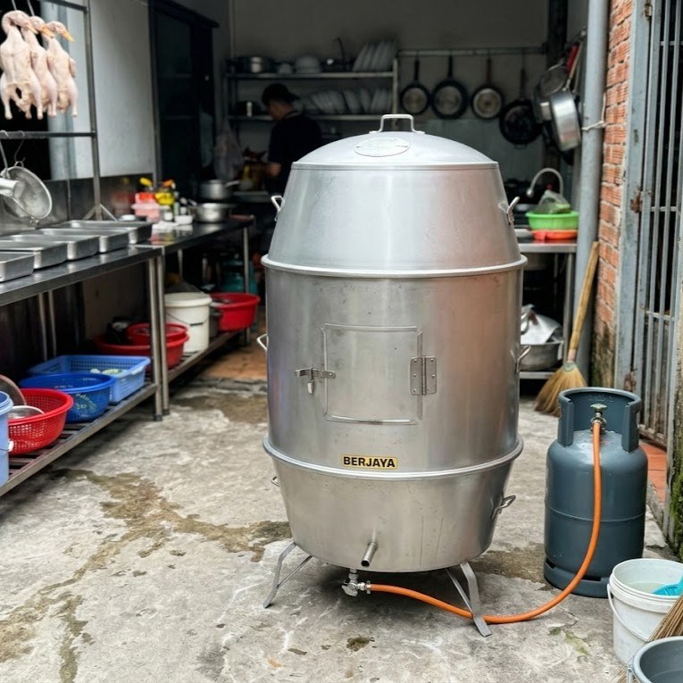 Lò quay vịt dùng gas không tay nắm A-G27, chụp thực tế tại bếp, lò quay vịt gas nối ống dẫn gas
