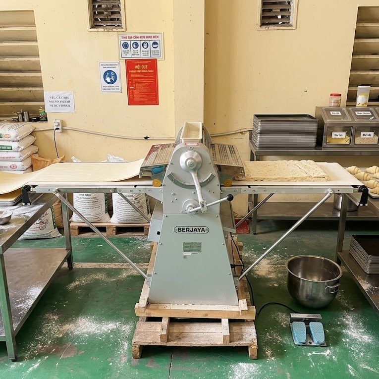 Máy cán bột băng chuyền Berjaya BJY-DS500, chụp thực tế trong xưởng, máy cán bột băng chuyền cạnh bàn