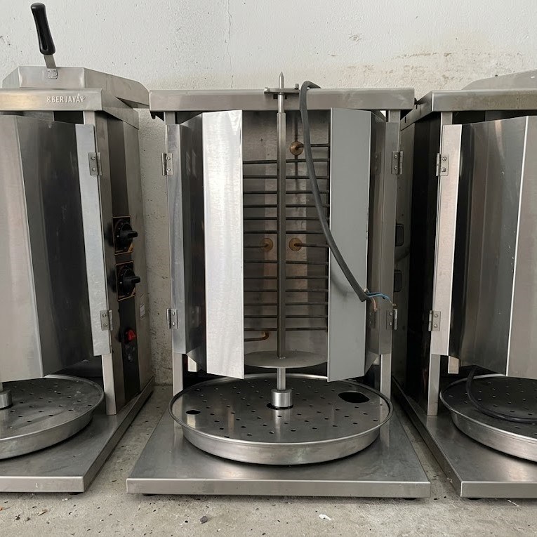 Máy nướng thịt kebab, tự động ( gas) Berjaya KM 3, chụp thực tế, các thiết bị nướng thịt đặt cạnh nhau, tấm chắn hai bên