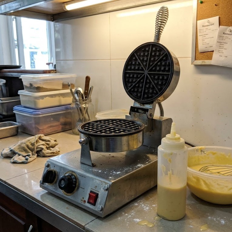 Máy nướng waffle BJY-WB1-N Berjaya, chụp thực tế trên bàn bếp, máy nướng waffle cạnh chai bột