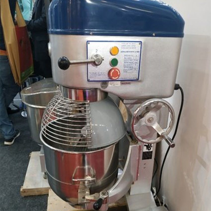 Máy trộn bột 40 lít có lưới Berjaya BJY-BM40N, cận cảnh thân máy trộn, lồng bảo vệ và nút điều khiển