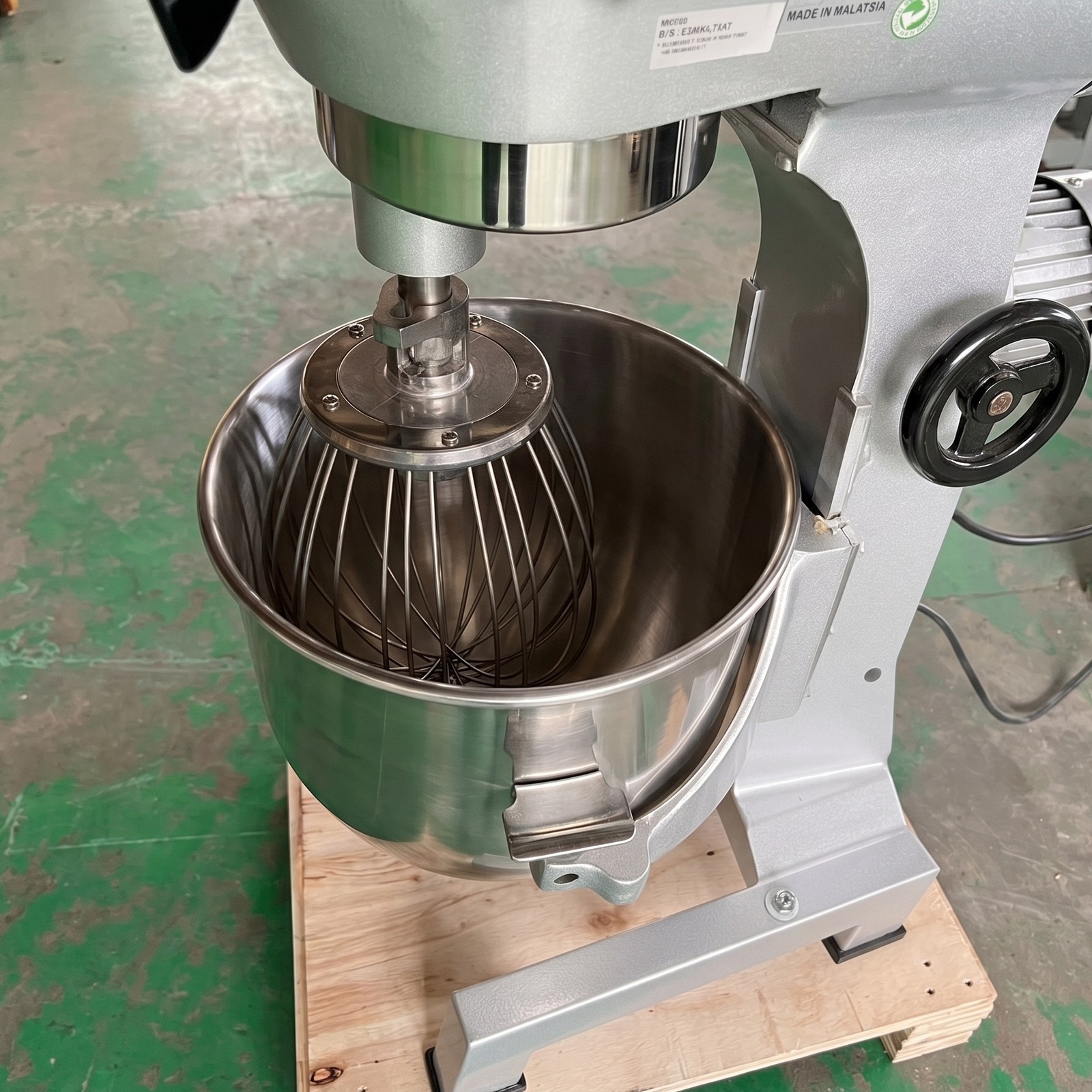 Máy trộn bột 20 lít Berjaya BJY-BM20, cận cảnh thố inox và que đánh của máy trộn
