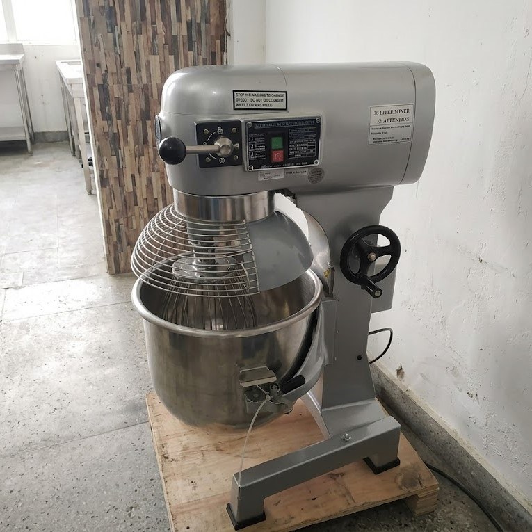 Máy trộn bột có lưới 30l Berjaya BJY-BM30N, chụp thực tế, máy trộn bột có lồng bảo vệ nhìn chéo