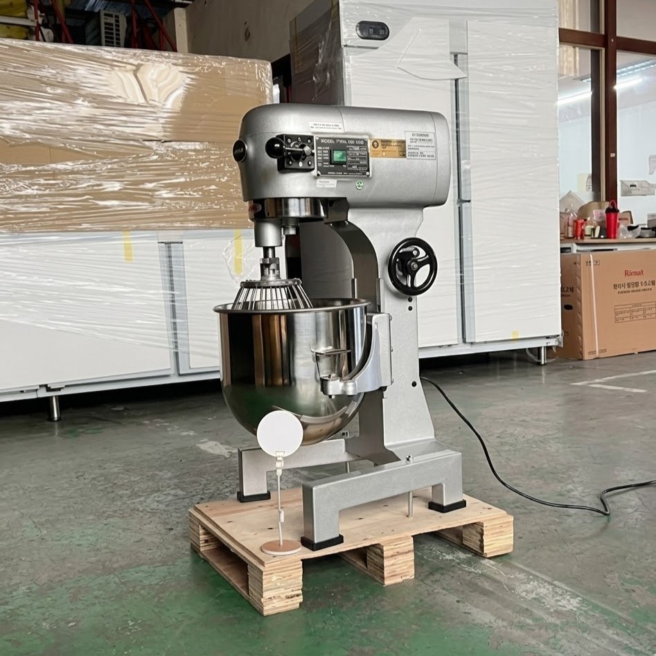 Máy trộn bột có lưới Berjaya 20l BJY - BM20N, chụp thực tế trong kho, máy trộn bột trên pallet gỗ