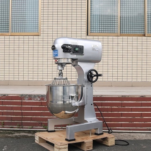 Máy trộn bột có lưới Berjaya 20l BJY - BM20N, chụp thực tế ngoài trời, máy trộn bột trên pallet gỗ