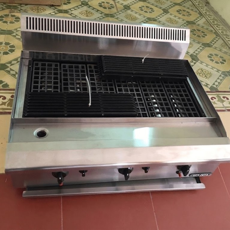 Bếp nướng than nhân tạo 3 họng đốt Berjaya CRB3B-17, chụp thực tế, nhìn từ trên xuống mặt nướng than nhân tạo