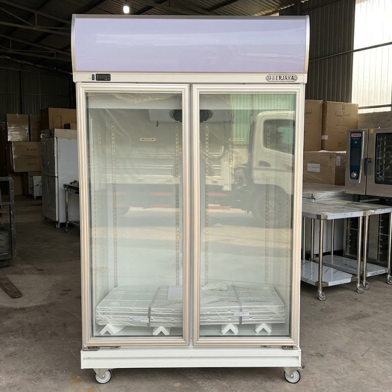 Tủ đông 2 cánh kính Berjaya 2D/DF-SM-EV, chụp thực tế trong kho, hai cánh kính, đèn hộp phía trên