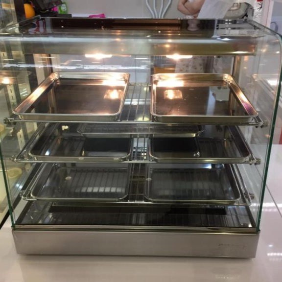 Tủ giữ nóng fw 5g Berjaya để bàn, cận cảnh khay giữ nóng và kệ kính bên trong tủ