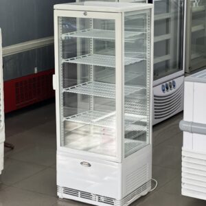 Tủ mát trưng bày cánh kính Berjaya BJY-4GDC78L, chụp thực tế trong gian trưng bày, tủ trắng bốn mặt kính, nhiều kệ