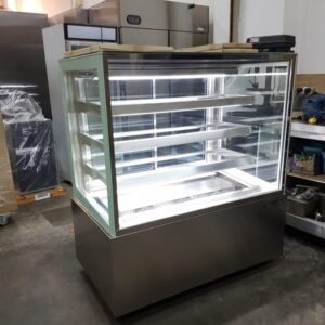Tủ trưng bày bánh kính vuông 900mm Berjaya RCS-09SB13-3FB, chụp thực tế trong kho, tủ kính vuông đáy inox, đèn LED bên trong