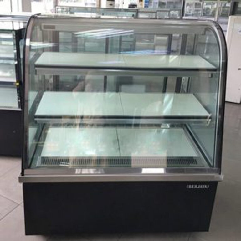 Tủ trưng bày bánh nóng kính cong Berjaya HDW 15SB13-3, chụp thực tế, quầy kính cong đế đen nhìn thẳng